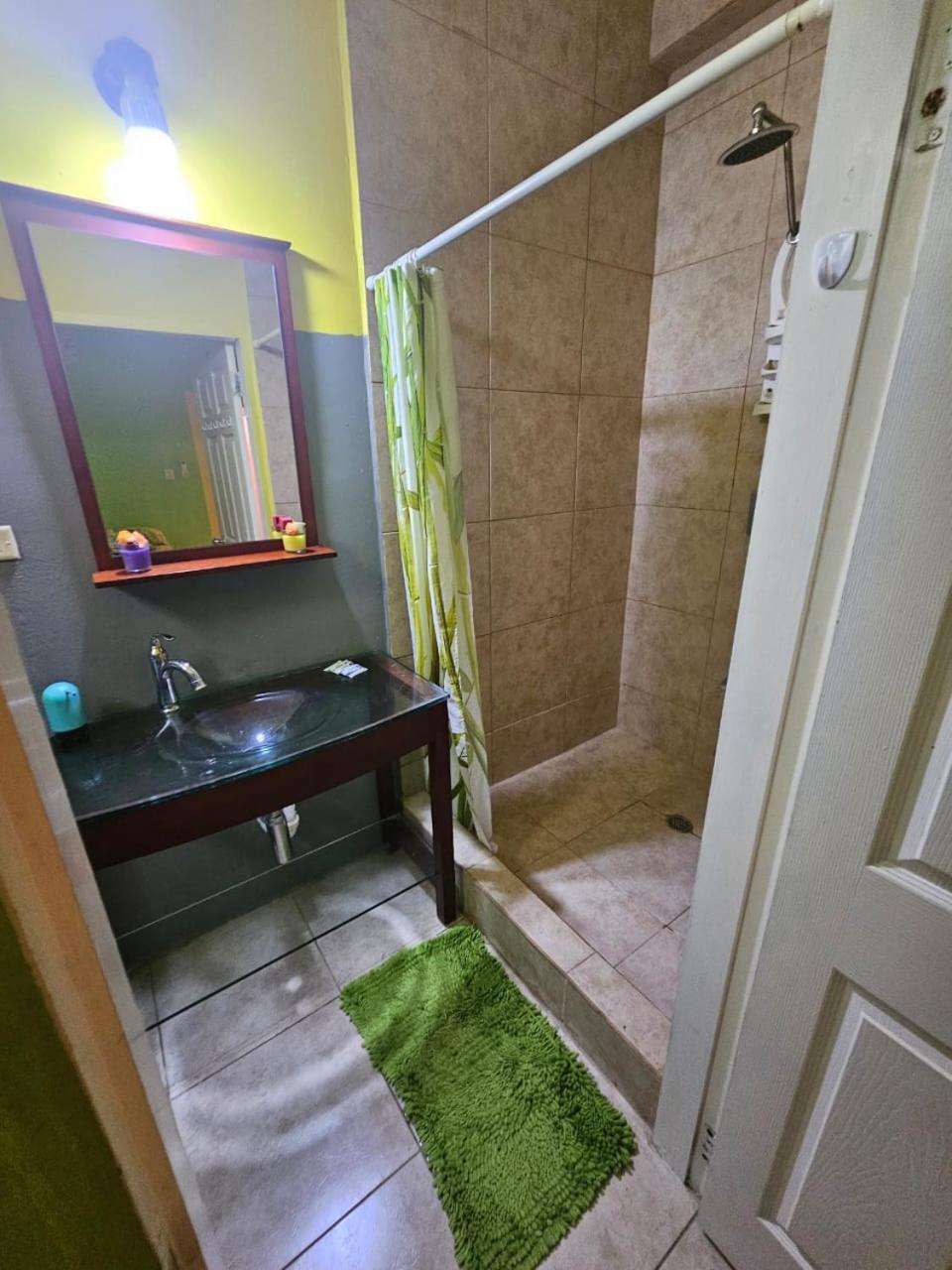 Fish Tobago Guesthouse Or Joy And Brandon Guesthouse Buccoo Phòng bức ảnh