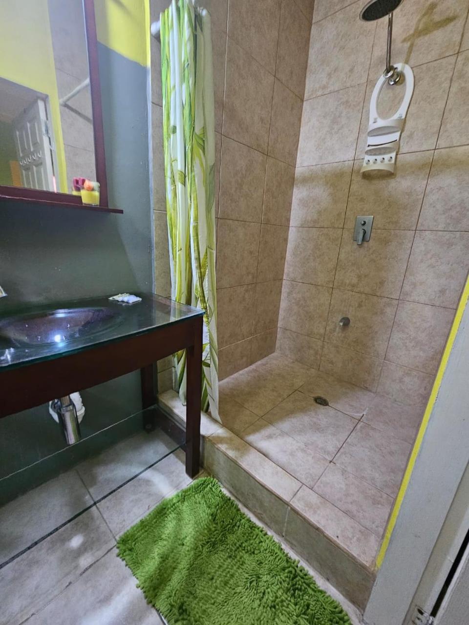 Fish Tobago Guesthouse Or Joy And Brandon Guesthouse Buccoo Phòng bức ảnh