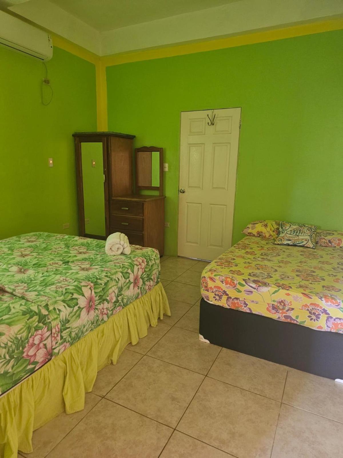 Fish Tobago Guesthouse Or Joy And Brandon Guesthouse Buccoo Phòng bức ảnh
